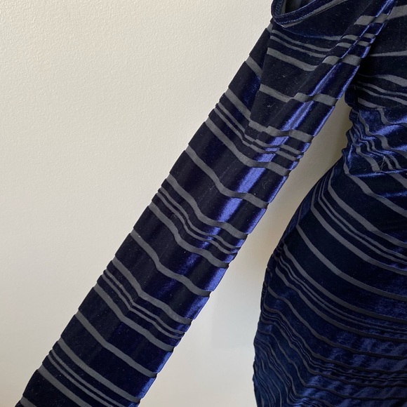 Guess cold shoulder choker neck blue/black velvet striped dress Size 8 - Picture 4 of 12
